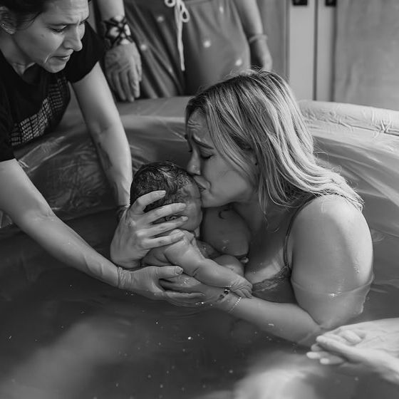 Хилари Дафф родила ребенка в воде и сразу же сделала фотосессию, не выходя из бассейна.