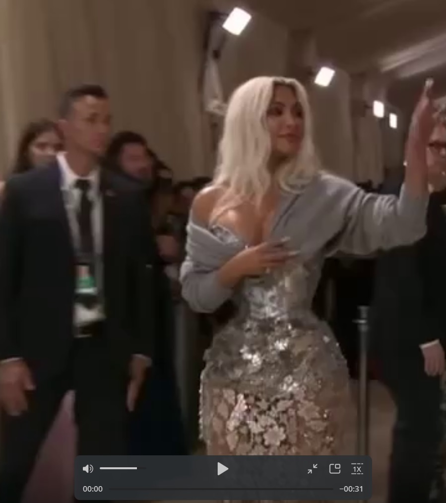 Ким Кардашьян утянула талию настолько, что на Met Gala заметно тормозила, а рэперша Лиззо нарядилась в конфетку