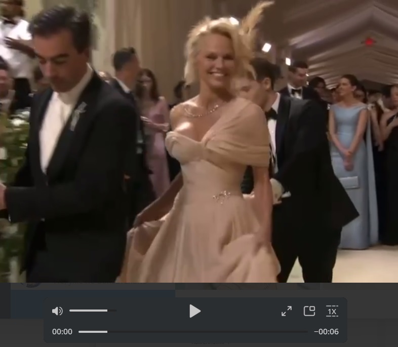 Ким Кардашьян утянула талию настолько, что на Met Gala заметно тормозила, а рэперша Лиззо нарядилась в конфетку