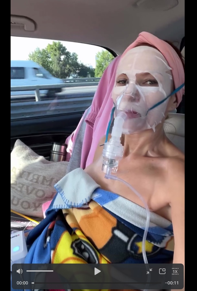 Эвелина Бледанс в полотенце, с маской на лице и с ингалятором во рту устроила настоящие съемки фильма ужасов