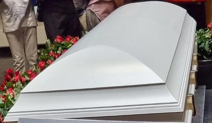 Перед закрытием крышки гроба в руку покойной Заворотнюк вложили важный документ Перед закрытием крышки гроба в руку покойной Заворотнюк вложили важный документ