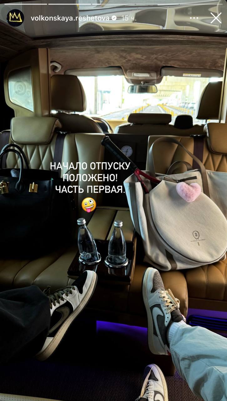 Анастасия Решетова написала заявление на Алсу и отправилась в отпуск с таинственным мужчиной