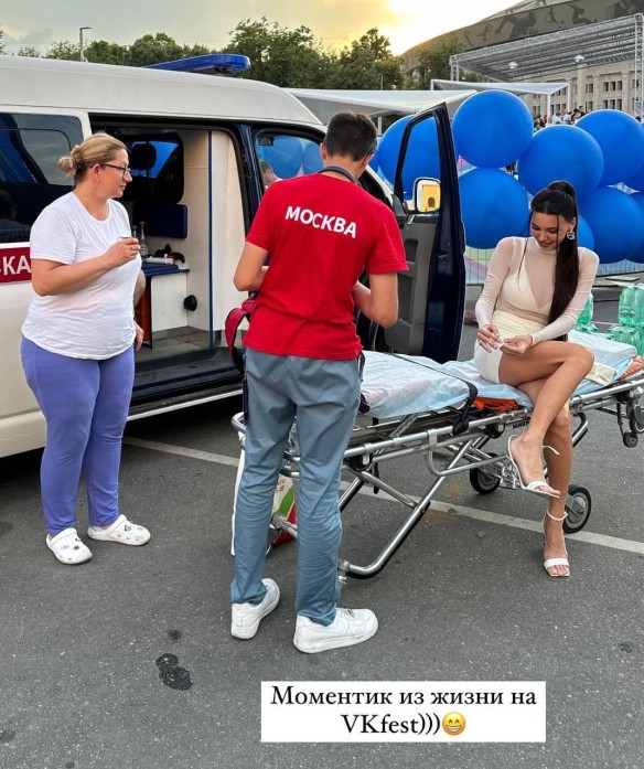 Прямо на публике: фото Самойловой на носилках попало в Сеть Прямо на публике: фото Самойловой на носилках попало в Сеть