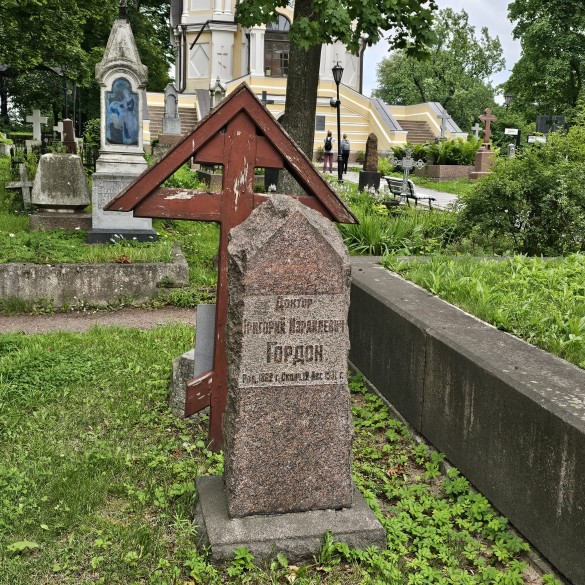 Могила рядом с Собчаком: умершего в 69 лет журналиста Гордона похоронили в Петербурге Могила рядом с Собчаком: умершего в 69 лет журналиста Гордона похоронили в Петербурге