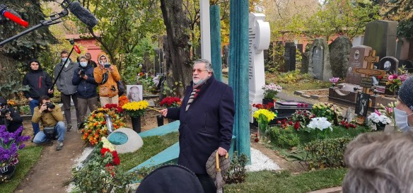 На краю могилы: обнародовано кладбищенское фото Ширвиндта со свечкой в руке На краю могилы: обнародовано кладбищенское фото Ширвиндта со свечкой в руке
