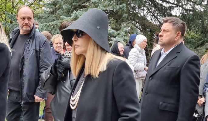 Возможен летальный исход: врачи предупредили больную Пугачеву об опасности Возможен летальный исход: врачи предупредили больную Пугачеву об опасности