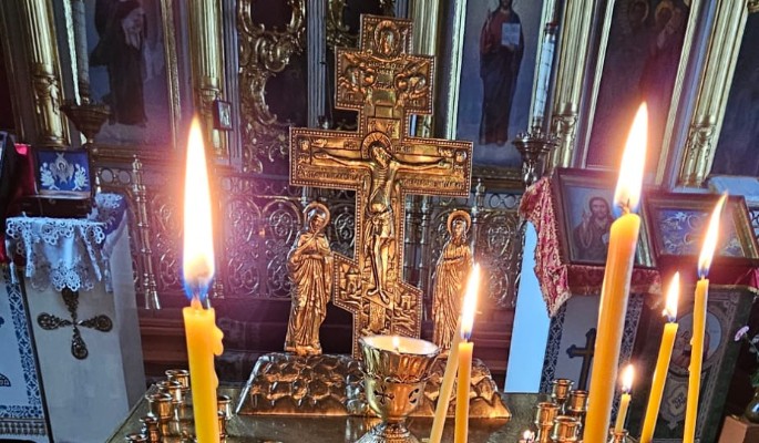 Оторвался тромб после допроса: люди несут цветы и свечи к умершей Утяшевой Оторвался тромб после допроса: люди несут цветы и свечи к умершей Утяшевой