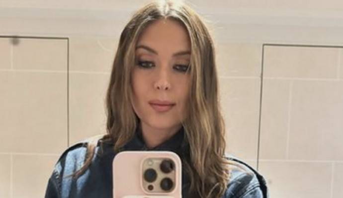 Мария Шарапова в пиджаке на голое тело не стала скрывать и даже подчеркнула располневшие «уши» на бёдрах