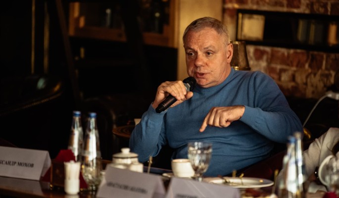 «Я фактически стал бомжом»: актер Александр Мохов в 50 лет остался без всего «Я фактически стал бомжом»: актер Александр Мохов в 50 лет остался без всего