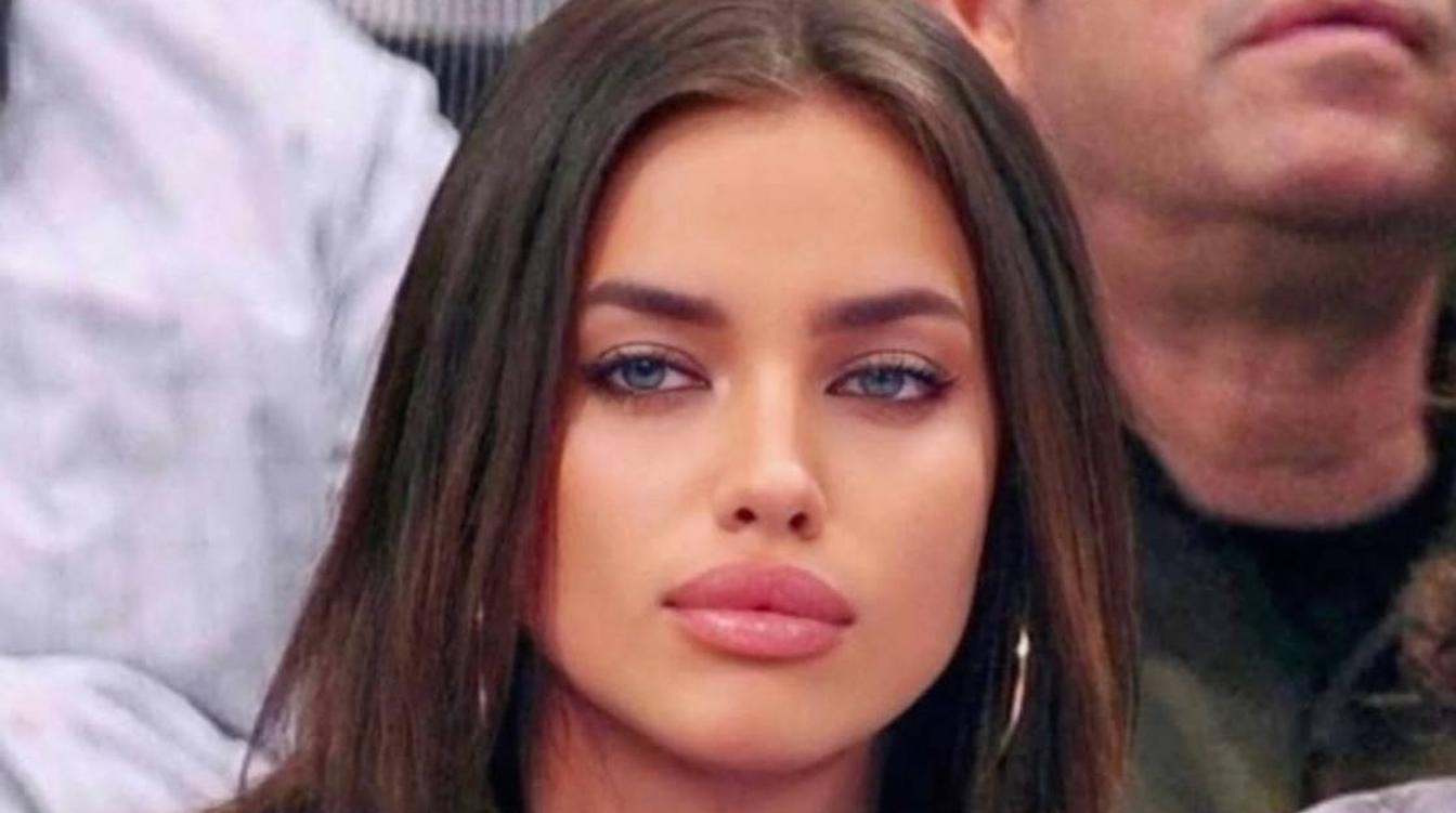 Ирина Шейк шокировала публику «голым» платьем и шапкой-ушанкой Ирина Шейк шокировала публику «голым» платьем и шапкой-ушанкой