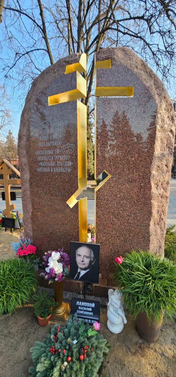 Памятника не было три года: как сегодня выглядит могила Василия Ланового Памятника не было три года: как сегодня выглядит могила Василия Ланового