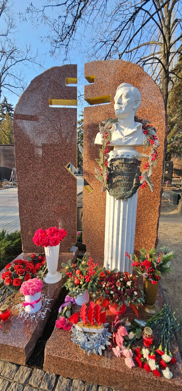 Памятника не было три года: как сегодня выглядит могила Василия Ланового Памятника не было три года: как сегодня выглядит могила Василия Ланового