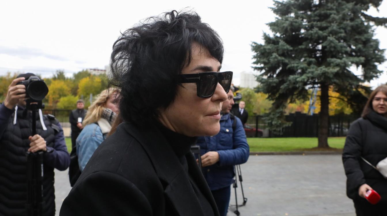 Лолита покинула Россию после скандала с массовой отменой концертов Лолита покинула Россию после скандала с массовой отменой концертов