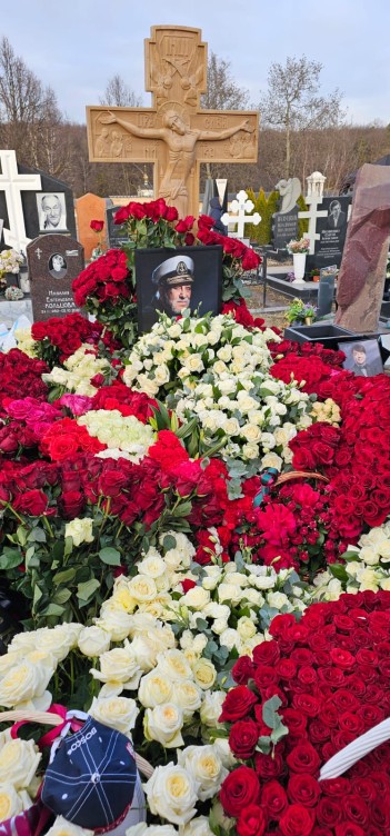 Царствие небесное: могила Киркорова утонула сразу после похорон Царствие небесное: могила Киркорова утонула сразу после похорон
