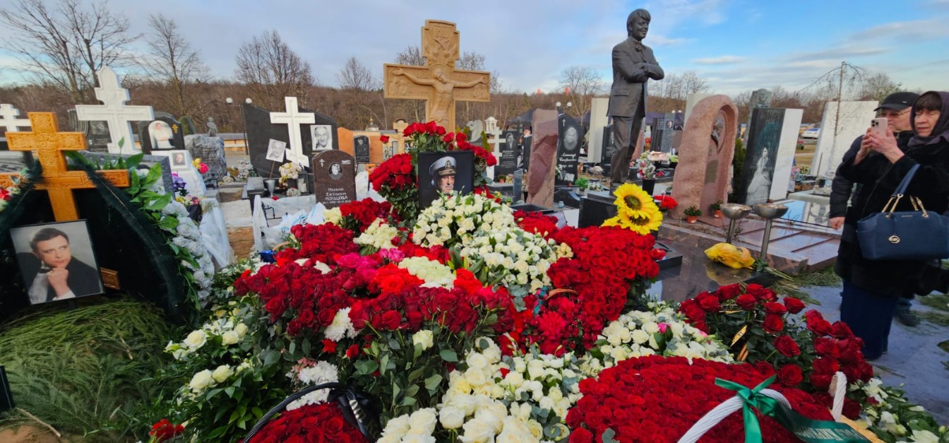 Царствие небесное: могила Киркорова утонула сразу после похорон Царствие небесное: могила Киркорова утонула сразу после похорон