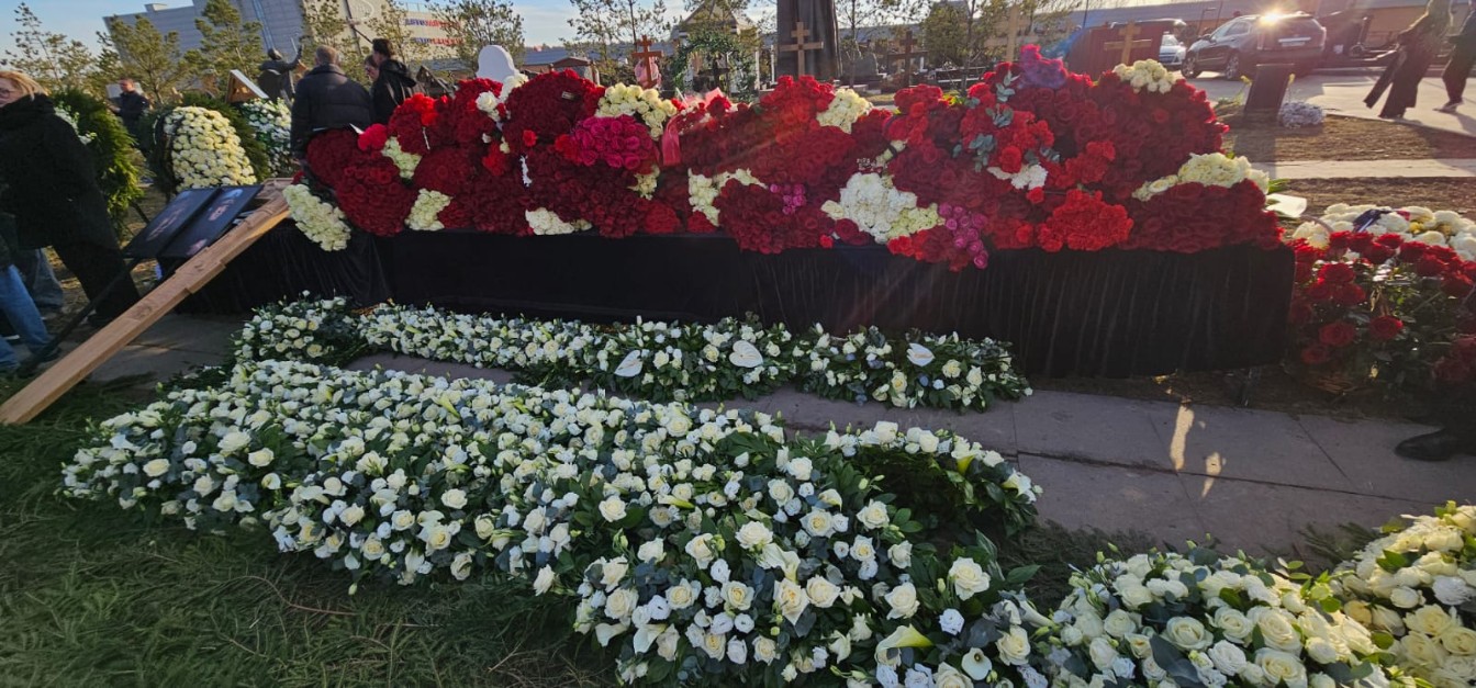 Царствие небесное: могила Киркорова утонула сразу после похорон Царствие небесное: могила Киркорова утонула сразу после похорон