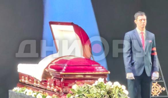 Так велели предки: могилу Добровольской покрыли проводниками для связи с миром мертвых Так велели предки: могилу Добровольской покрыли проводниками для связи с миром мертвых