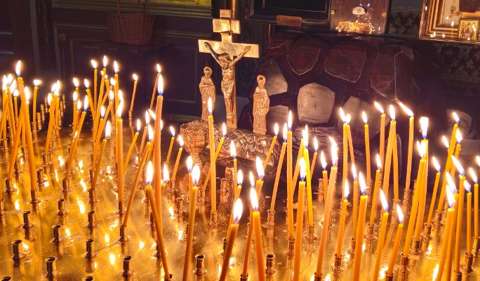 Упокой, Господи: люди несут цветы и свечи к умершей от отрыва тромба Утяшевой Упокой, Господи: люди несут цветы и свечи к умершей от отрыва тромба Утяшевой