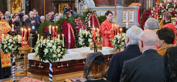 Бокерия, Михалкова, Цой, Малахов и другие звезды прощаются у гроба с Церетели Бокерия, Михалкова, Цой, Малахов и другие звезды прощаются у гроба с Церетели