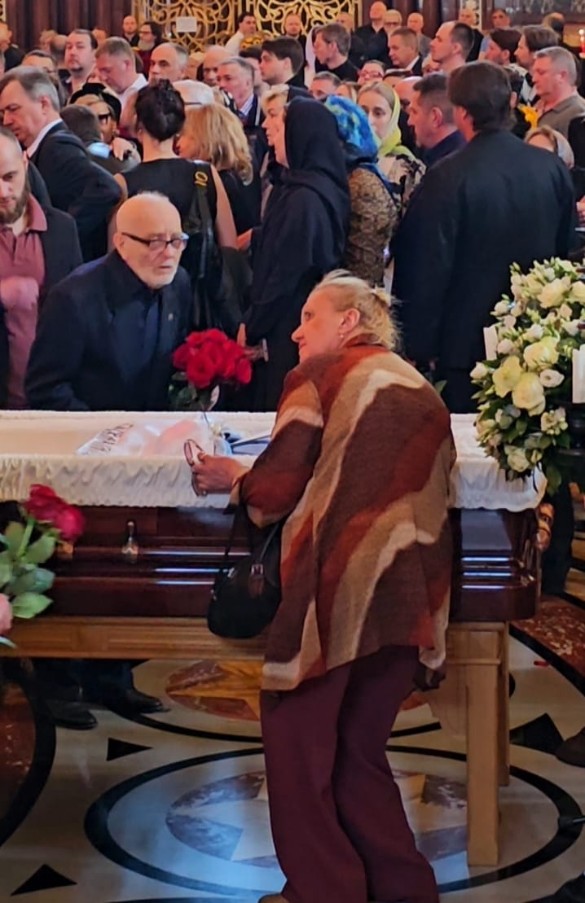 Скандал на похоронах Церетели: поклонница полезла в гроб ради фото с покойником Скандал на похоронах Церетели: поклонница полезла в гроб ради фото с покойником
