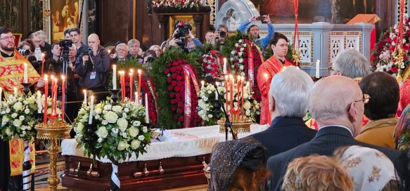 Скандал на похоронах Церетели: поклонница полезла в гроб ради фото с покойником Скандал на похоронах Церетели: поклонница полезла в гроб ради фото с покойником