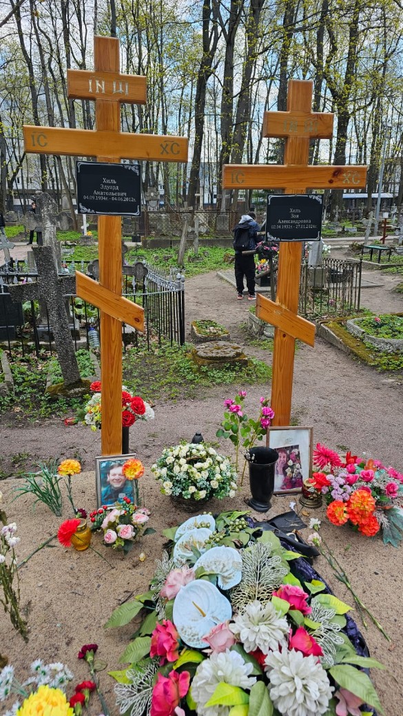 Не осталось и следа: с могилы Эдуарда Хиля исчез дорогой гранитный памятник Не осталось и следа: с могилы Эдуарда Хиля исчез дорогой гранитный памятник
