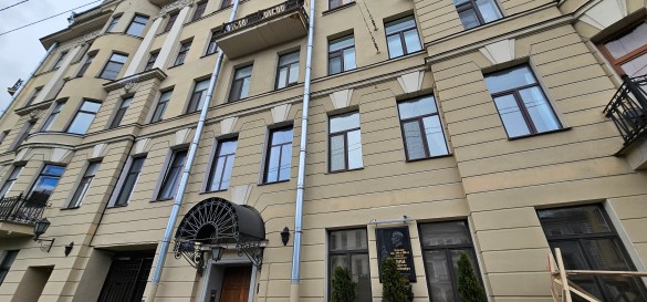 Смерть была внезапной: люди несут цветы к дому семьи Собчак Смерть была внезапной: люди несут цветы к дому семьи Собчак