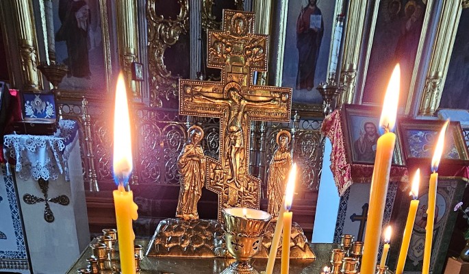 Люди несут цветы к дому Светланы Немоляевой в центре Москвы Люди несут цветы к дому Светланы Немоляевой в центре Москвы