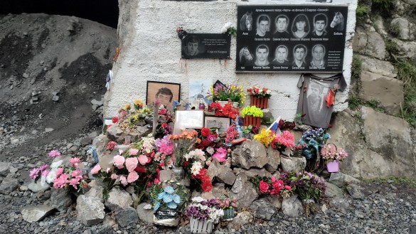 «В чем сила, брат?»: люди несут цветы и свечи к мемориалу Сергея Бодрова «В чем сила, брат?»: люди несут цветы и свечи к мемориалу Сергея Бодрова