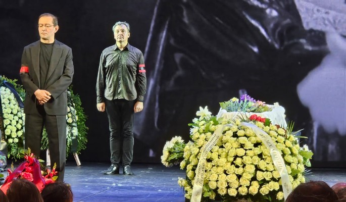 «Очаровательная девка»: 84-летний актер Смирнов ахнул у гроба Теняковой