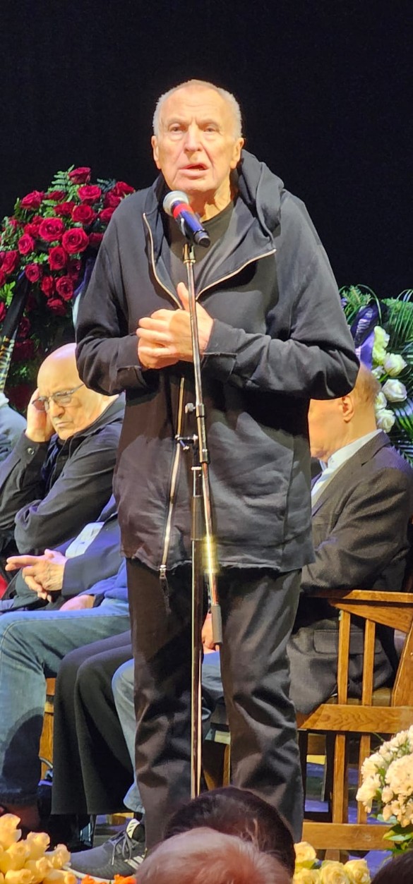 «Очаровательная девка»: 84-летний актер Смирнов ахнул у гроба Теняковой