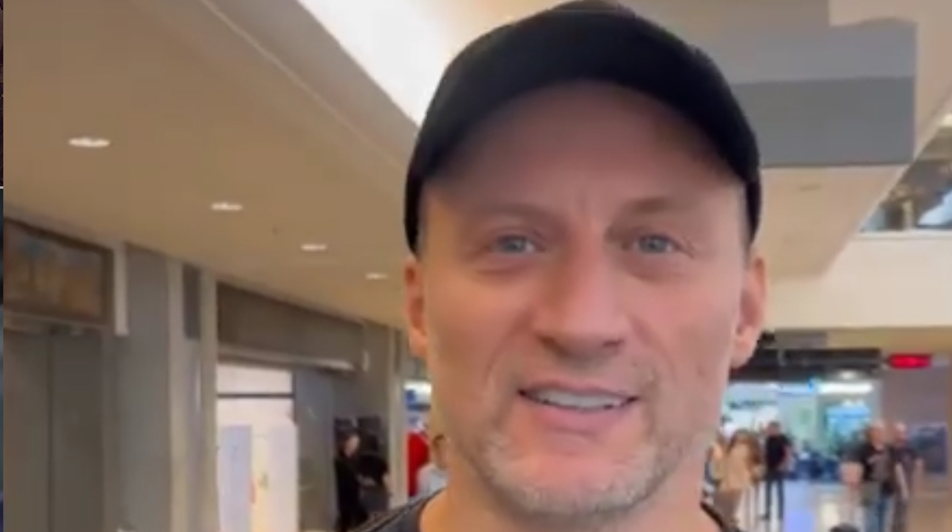 «Я не российский»: сбежавший за границу актер открыто плюнул в Россию «Я не российский»: сбежавший за границу актер открыто плюнул в Россию